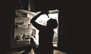 SPUNTINO NOTTURNO AUMENTA IL RISCHIO DIABETE E OBESITÀ