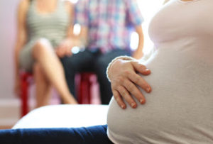 Utero in affitto, la legge di Ap: carcere e maximulta per chi ricorre alla maternità surrogata